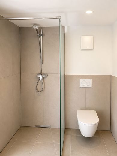 KfW-40 Zweifamilienhaus im Zentrum | Selbst wohnen & vermieten | Erstbezug – Maisonette Bad