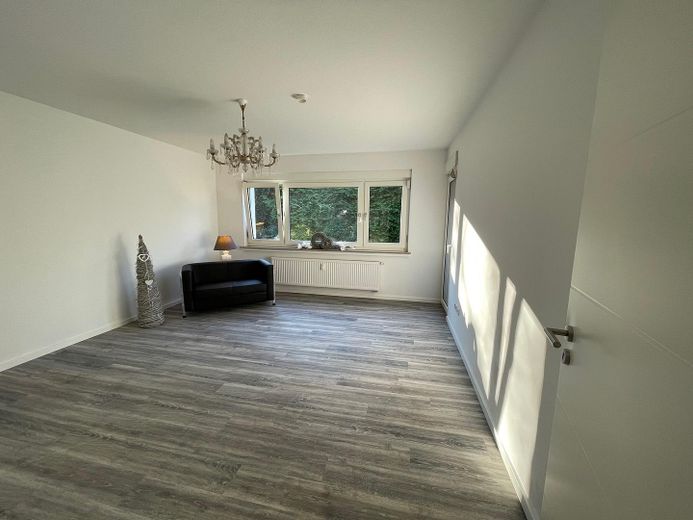 Appartement en copropriété rénové de 3 pièces avec balcon à Bielefeld-Schildesche – Wohnzimmer unmöbliert