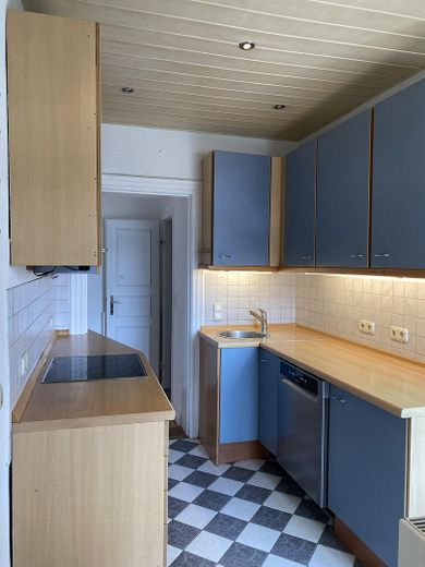 Sofortbezug! Helle 5-Zimmer-Altbauwohnung m. Balkon über den Dächern von Kiel zu kaufen. – Küche