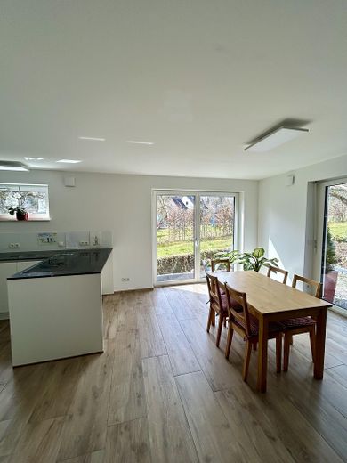 Stijlvolle stadsvilla op een natuurrijke droomlocatie – modern wonen met levenskwaliteit – Blick vom Wohnbereich