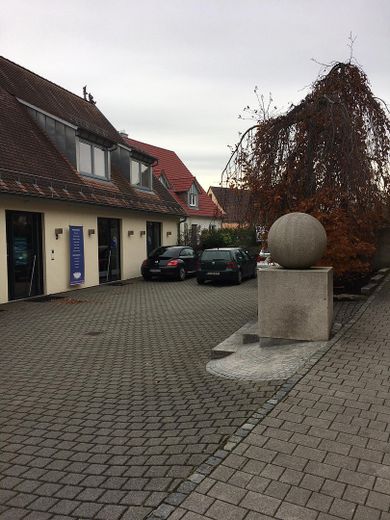 Hofbereich mit PKW-Stellplatz