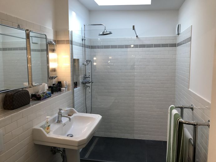 Loft-studio de luxe à Harvestehude Entièrement meublé, prêt à vivre, à vendre – Bathroom with skylight