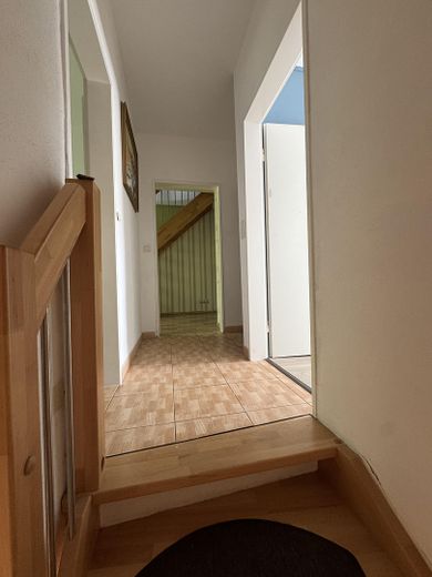Gepflegtes Reihenmittelhaus in ruhiger Lage mit Garten und Garage – Flur OG