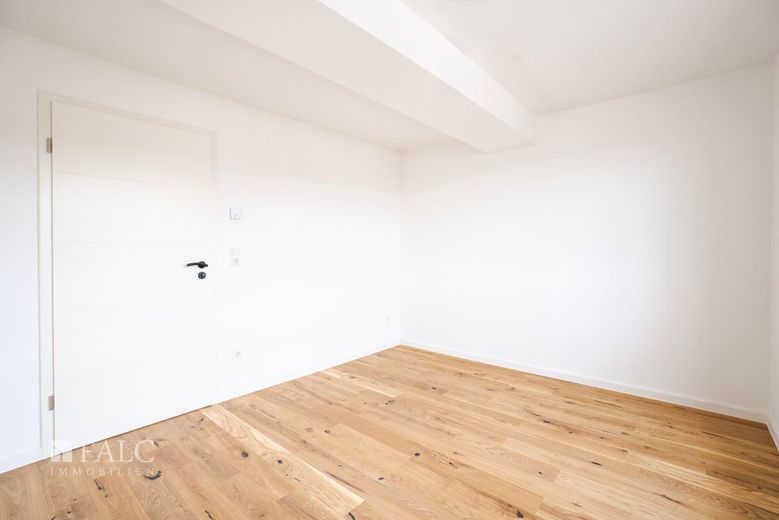 SAARN: Licht, Luft und Loft-Feeling - sanierte 3-Zimmer-Dachgeschosswohnung mit Balkon – Schlafzimmer