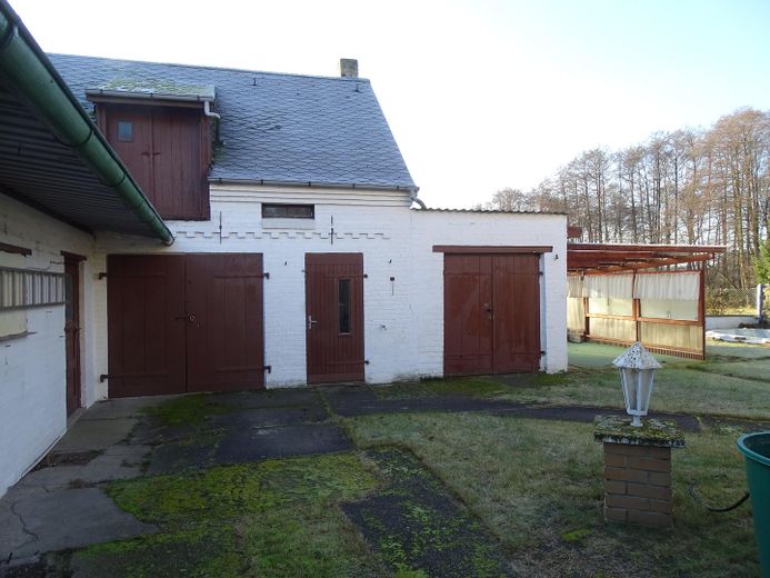Nebengelass mit Garagen