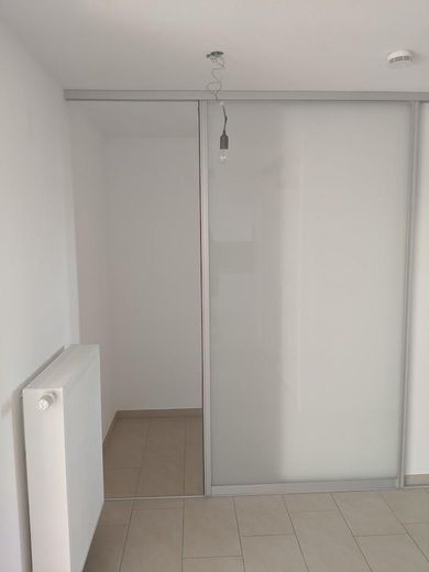 Gaderobe mit Schiebetüre im EG
