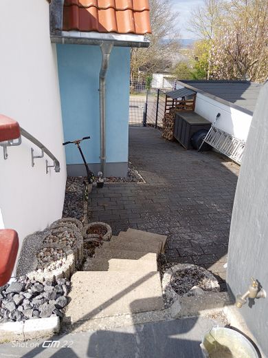 freistehendes Einfamilienhaus mit Einliegerwohnung, saniert und voll möbliert – Außenzugang zu Terrasse EFG