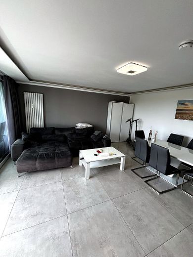 Sanierte 2-Zimmer Wohnung mit Balkon und atemberabendem Ausblick zur Kapitalanlage oder selbstbezug – Wohnzimmer
