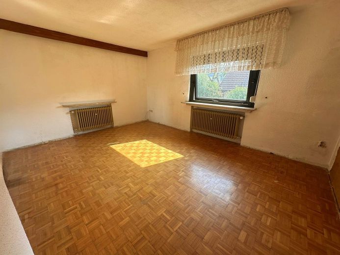 Wohnensemble aus zwei verbundenen Hausteilen – 244 m² Wohnfläche, Wintergarten & Sauna – Wohnzimmer Vorderhaus Erdg.