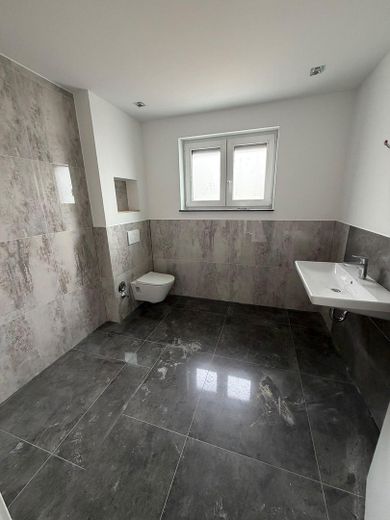 Großzügige 5-Zimmer-Neubauwohnung mit Einbauküche, Balkon und Stellplatz in Rodenbach – Foto 8
