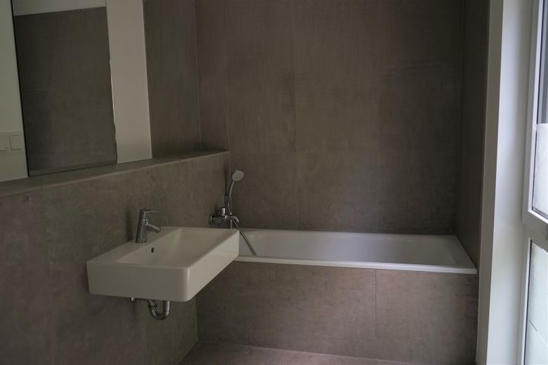 Das grosse Bad mit Fenster