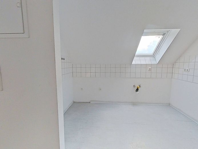 NIENTE ONERI PER IL RISCALDAMENTO, MA 2 CANONI NETTI GRATUITI: Appartamento mansardato di 2 locali dalla disposizione particolare, con vasca da bagno – Ansicht II: Küche (1.OG)