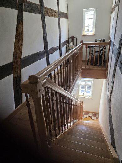 Traumhafte 3-Zimmer Dachgeschosswohnung im aufwendig sanierten Kulturdenkmal – Treppenhaus