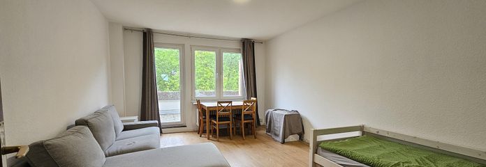 Zentrale 2 Zi.Wohnung · 62 m² · direkt am Bahnhof, ohne Zuglärm · Balkon – Wohnzimmer