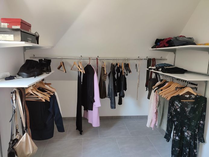 Modernes, zukunftsicheres Effizienzhaus - Wohnen, Arbeiten oder Vermieten - unverbaubare Aussicht – Kleiderzimmer OG