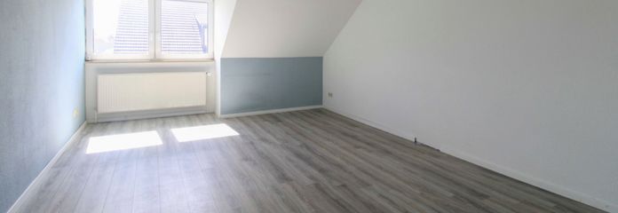Schwerin (Pampow) yakınında ışıkla dolu 3 odalı daire | EBK ve park yeri – Wohnzimmer