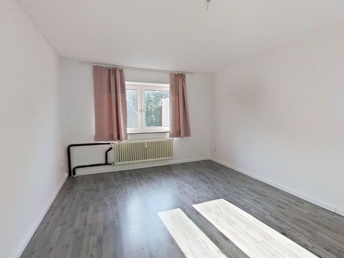 Comfortabel ingerichte 3-kam.-app. met BALKON, inbouwkeuken en ligbad – Ansicht I: Wohn- und Esszimmer