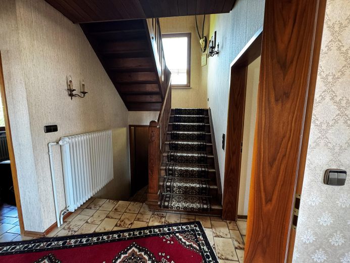 Ek yapılaşma imkânına sahip geniş arsada villa tarzı müstakil ev – Treppenhaus zu Keller / 1. OG