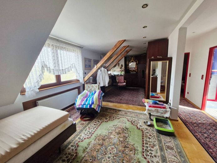 Stilvolle Landhausvilla - Wohnen mit Seele – Schlafzimmer mit Ankleidebereich DG