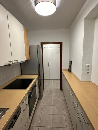 22399 HH-Poppenbüttel: Sehr schöne, helle, uneinsehb., möbl.  Whg., Blick über Alstertal – Blick von Küche auf Flur