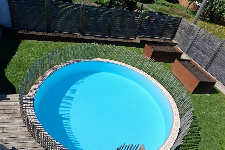 Dom w Rosenheim – Garten mit Pool und Hochbeeten