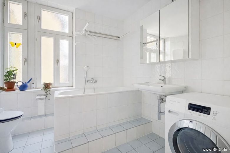 Charmante Altbauwohnung mit Balkon im Münchner Westend – Bad ai