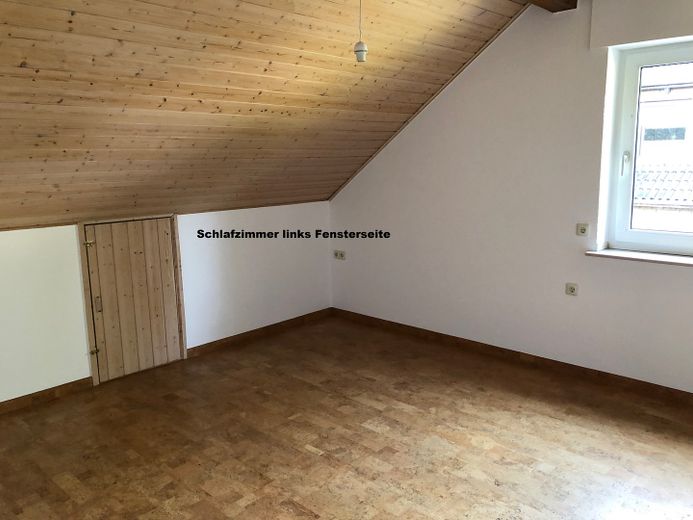 ruhige DG Wohnung mit Südb. in Wohnbereichstr. sucht langfristigen ruhigen Nichtraucher Mieter – Schlafzimmer l. mit Fenster