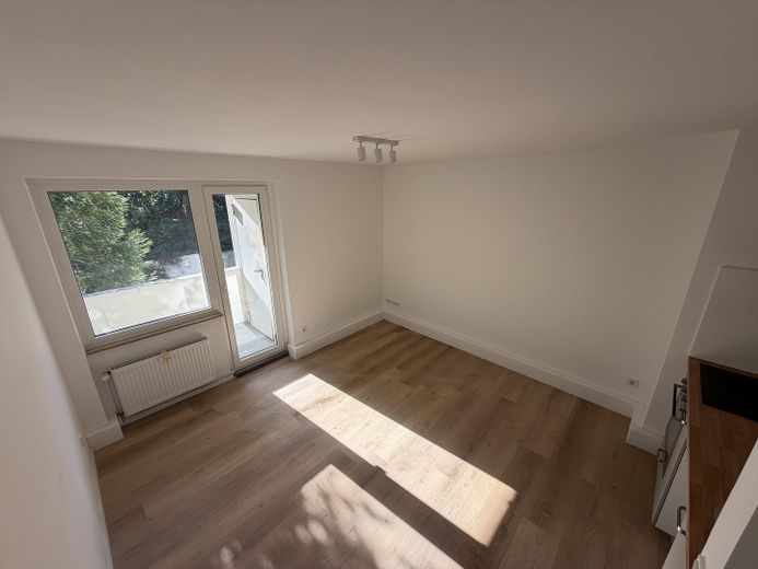 Erstbezug nach Kernsanierung: Moderne 2‑Zimmer Wohnung mit Sonnenbalkon & neuer Einbauküche in Rath – Wohn/Esszimmer (inkl. Küche)