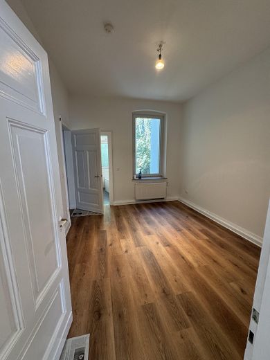 Rarität im Altbau mit Balkon – Durchgangszimmer