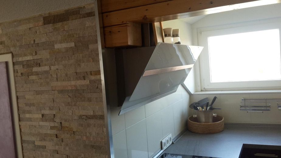 Lichtdurchflutete Dachwohnung: Doppelgarage, PV & Bahnhalt-Perspektive – provisionsfrei – Küche 