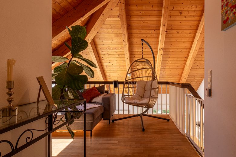 Provisievrij: 4-kam.-galerij-maisonnette, bovenste verdieping, balkon & ondergrondse garage-Geretsried-Stein – Gallerie (Flursicht)