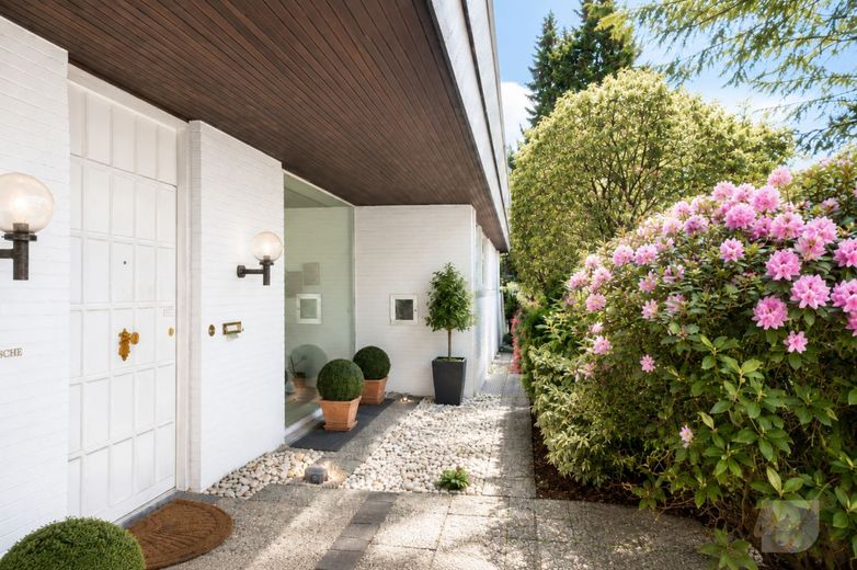 "Ein Traum von Zuhause auf 1.190 m² Grundstück - Großzügigkeit, Ruhe und Potenzial vereint". – Hauseingangsbereich