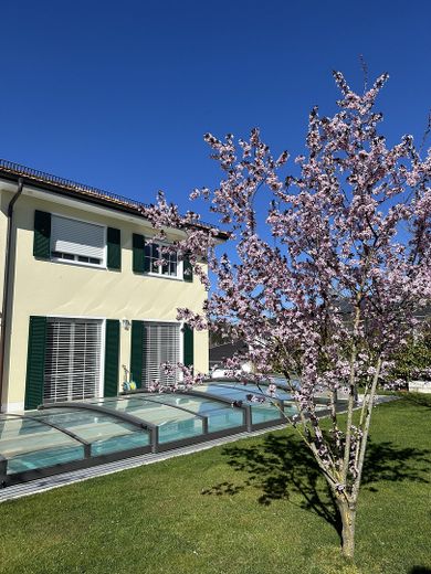 Luksus spotyka naturę: nowoczesna willa architektoniczna z basenem i wymarzonymi zachodami słońca – Blick auf das Haus und Pool