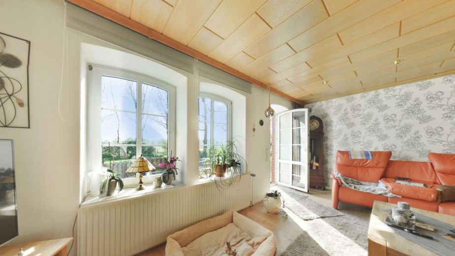 Resthof in echter Alleinlage: Modernisiert | 29.000 m² | 
Einliegerwohnung | Pferdehaltung | Pool – Wohnzimmer EG