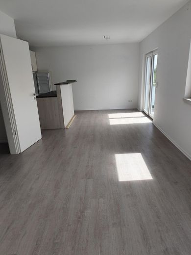 3-Zimmer Etagenwohnung mit Balkon in Tornesch zum Verkauf – Wohnzimmer links mit Küche