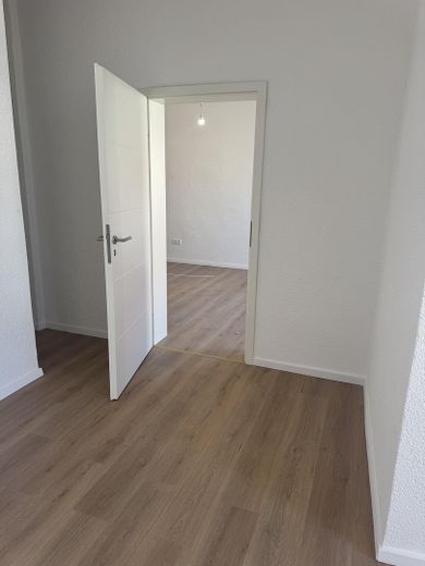 Weg vom Wo.-Zi. ins Schlaf-Zi.