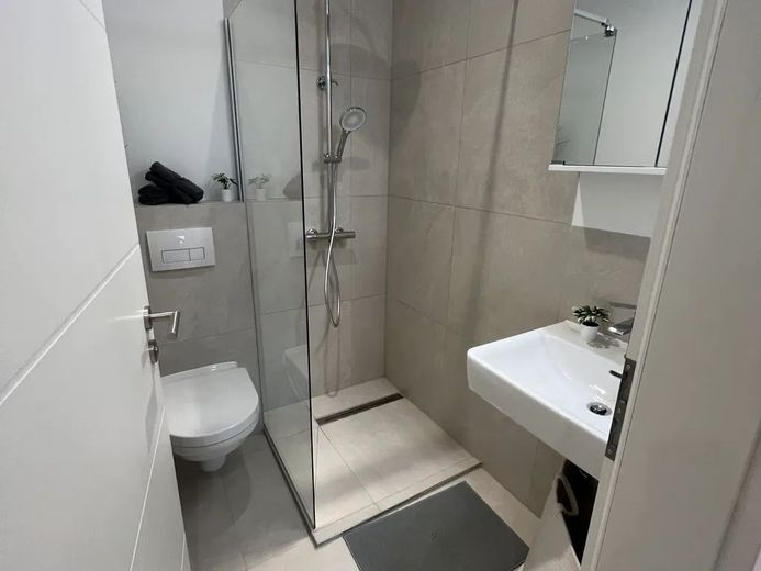 WG Zimmer in neu renovierter 4er WG – Bad