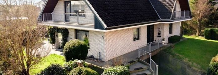 Großzügiges Architektenhaus mit flexiblen Nutzungsmöglichkeiten. KÄUFERCOURTAGEFREI