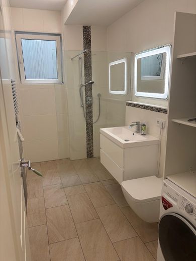 Möblierte 1 Zimmer Wohnung in Unterhaching – Bad mit Dusche 