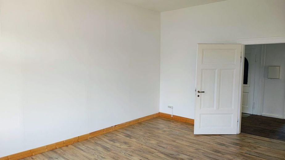 Renovated 4-room apartment with fitted kitchen, 120sqm – Zimmer 1.3