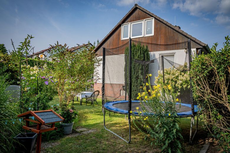 Freistehendes Familienhaus mit Traumgarten, Terrasse, Garage und viel Platz in Reinheim – Haus und Garten Ostseite