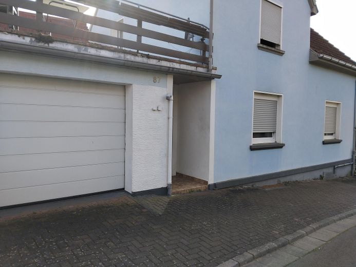 Front mit Garage