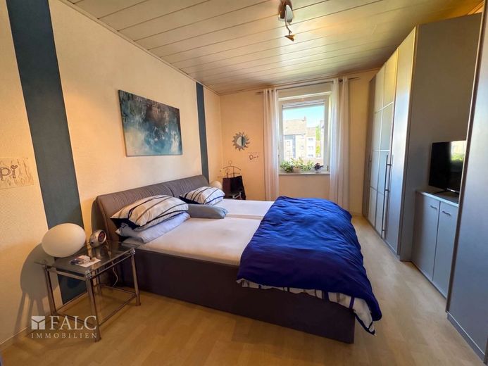 Top-Investment mit Wellness-Faktor: Sanierte Ertragsperle mit Saunahaus &amp; Garagen in wachsender Lage – Schlafzimmer 1. OG