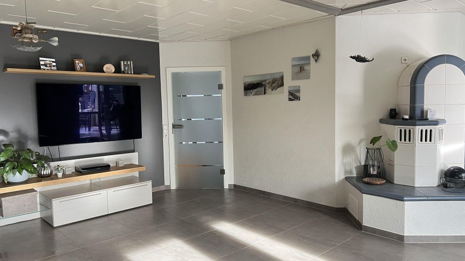 Einfamilienwohnhaus mit Doppelgarage und großem Garten - Privatverkauf – Wohn-/Esszimmer