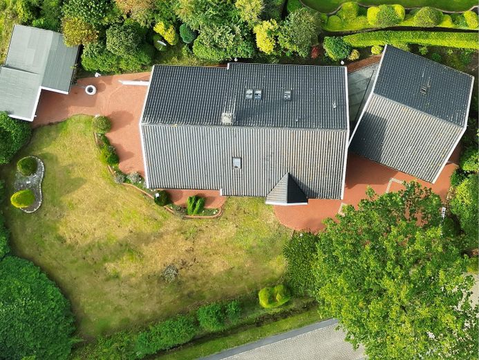 Traumhaus mit Sauna & großzügigem Gartengrundstück in Aurich-Wiesens – Provisionsfrei – Luftbild Grundstück u. Gebäude
