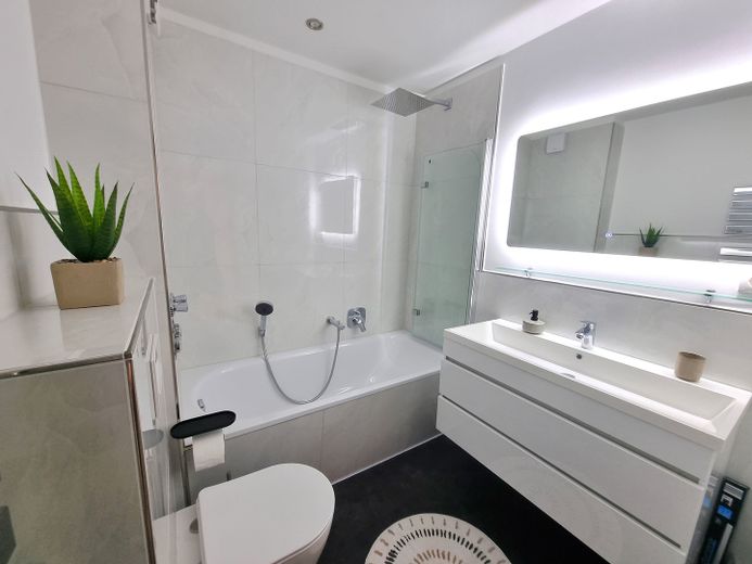 Möblierte, schön geschnittene 2-Zimmer-Wohnung mit Loggia, EBK & TG-Stellplatz am Appelhofweiher – Vollbad mit Regendusche