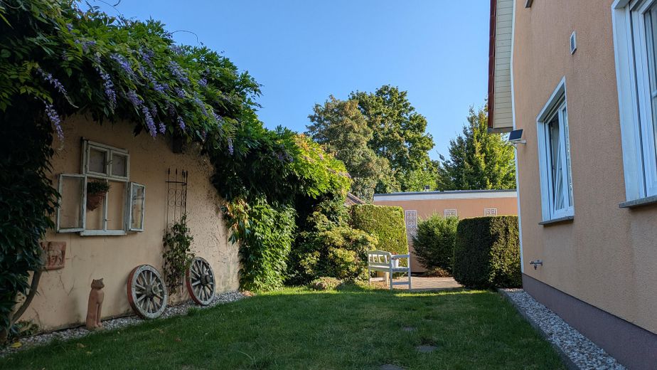 Ihr neues Zuhause, top gepflegte DHH mit Garten, Natur-Teich, Garagen und Stellplatz – Westseite