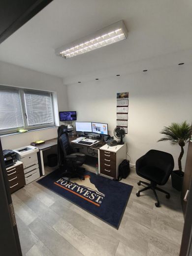 Edificio residencial y comercial con nave, oficinas, vivienda, jardín 507qm – Foto 9