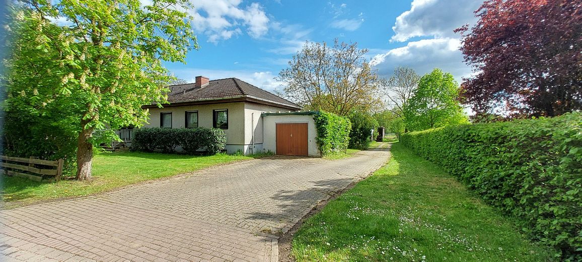 Ideal für Pferdehaltung - Einfamilienhaus, Baugrundstück, Stall und Hausweide / Resthof – Straßenansicht