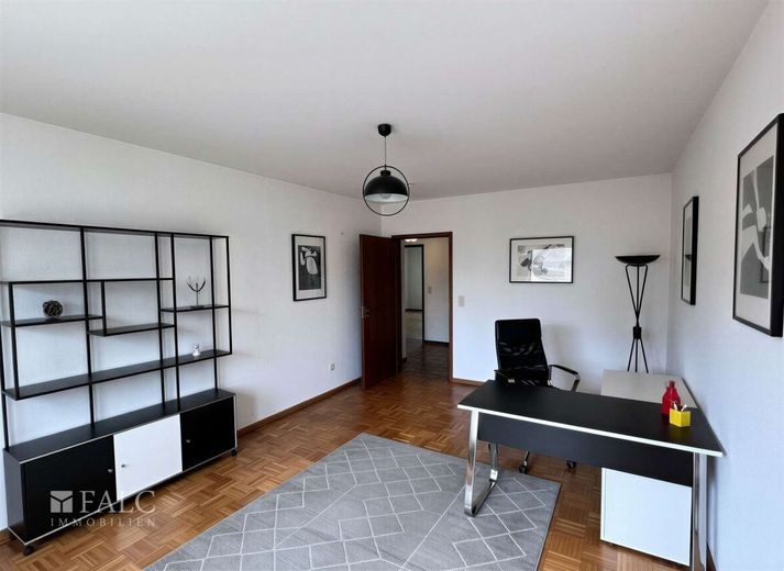 Großzügige 132 m² Wohnung mit großem Balkon und Stellplatz im gepflegten Dreifamilienhaus – Zimmer II - (KI generiert)